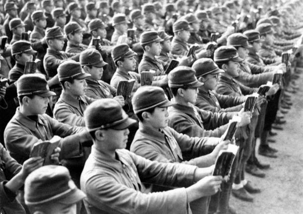 写真・図版 : 中学校の校庭で軍人勅諭を朗唱する生徒たち＝1944年2月、東京都内で