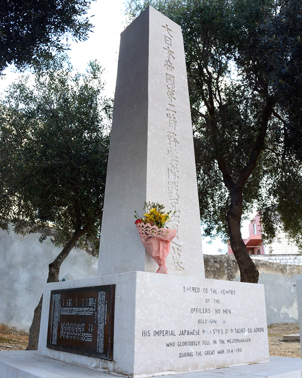 写真・図版 : マルタ島にある日本海軍の戦死者の墓＝2月、浅井撮影