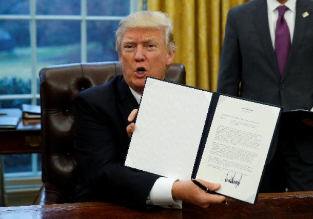 米ホワイトハウスで1月23日、署名した環太平洋経済連携協定（ＴＰＰ）から離脱するための大統領令を見せるトランプ大統領＝ロイター 