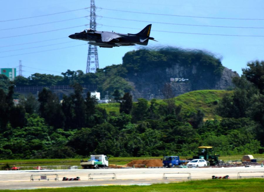 写真・図版 : 嘉手納基地を飛び立つ米海兵隊攻撃機ＡＶ８ハリアー