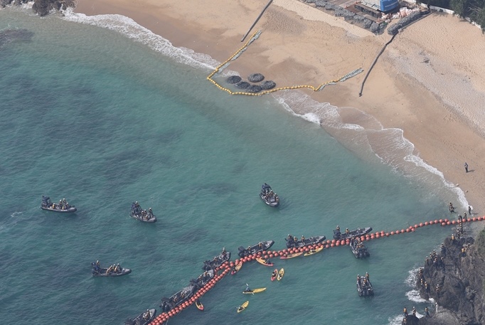 護岸工事が始まり、クレーンでつり上げられた石材が辺野古の海に投入された＝2017年4月25日、沖縄県名護市辺野古