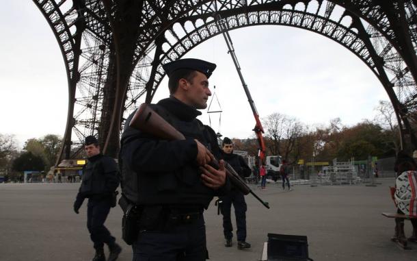 写真・図版 : 『服従』では、フランス国内の不穏な政情がリアルに描かれる=2015年11月、同時多発テロ後のパリ