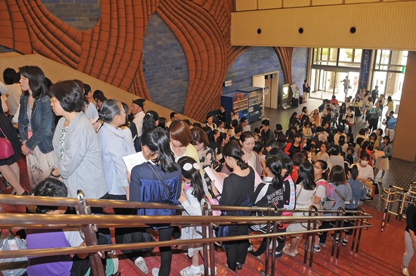 午前10時の開場を前に行列をつくり並ぶこうべ全国洋舞コンクールの観客たち＝2017年5月7日、神戸市中央区の神戸文化ホール、撮影：テス大阪