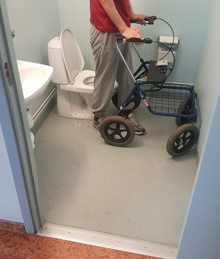 写真・図版 : 著者が勤める研究所の男女共用トイレ。身障者用ではないが、ドアが広いお陰で介護と一緒に歩行器や車椅子を入れる