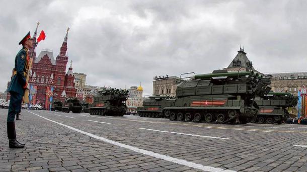 写真・図版 : 戦勝記念式典の軍事パレードで厚い雲が上空を覆った「赤の広場」を行く地対空ミサイル・システム＝2017年5月9日、ロシア大統領府ホームページから