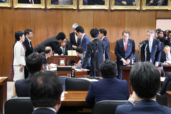 衆院法務委員会で「共謀罪」の趣旨を含む組織的犯罪処罰法改正案が可決された＝2017年5月19日、国会