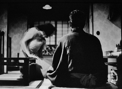 写真・図版 : 【写真13】　座を蹴るようにして立ち、階段の方に向かう原節子