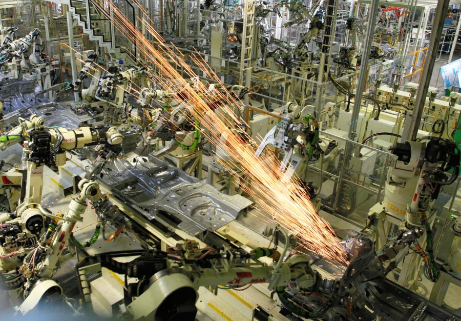 写真・図版 : ロボットによる自動化が進む現代の工場