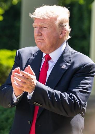 写真・図版 : ホワイトハウスでパリ協定からの離脱を表明したトランプ大統領 =2017年6月1日、ワシントン、ランハム裕子撮影