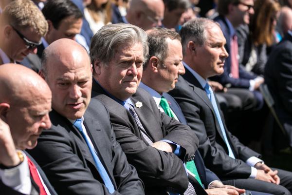パリ協定からの離脱表明を見守るスティーブ・バノン米大統領首席戦略官（中央）＝2017年6月1日、ワシントン、ランハム裕子撮影 