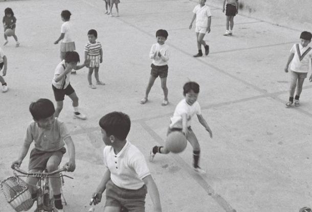 写真・図版 : 空き地の減少に伴い、銀行が業務時間外の駐車場を子どもの遊び場に提供したこともあったが…=1970年、名古屋市