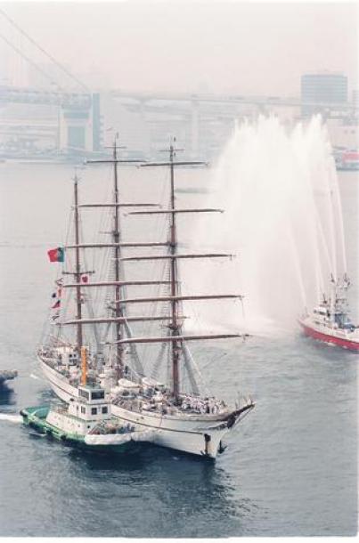 レインボーブリッジ（後方）をくぐり、晴海ふ頭に向かう親善訪問のポルトガル海軍の練習帆船サグレス号＝1993年、鉄砲伝来450年　