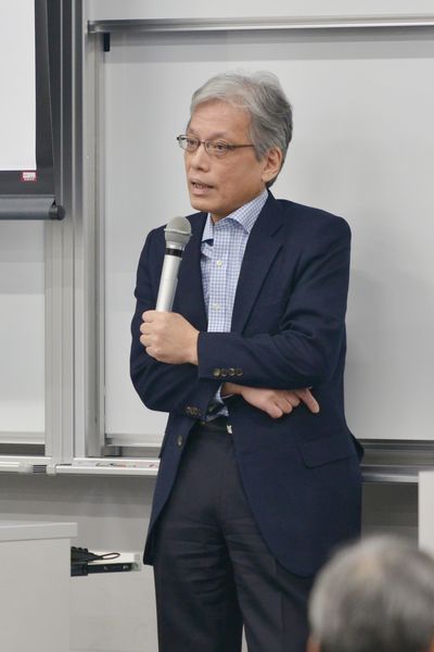 写真・図版 : 講演する山口二郎教授

