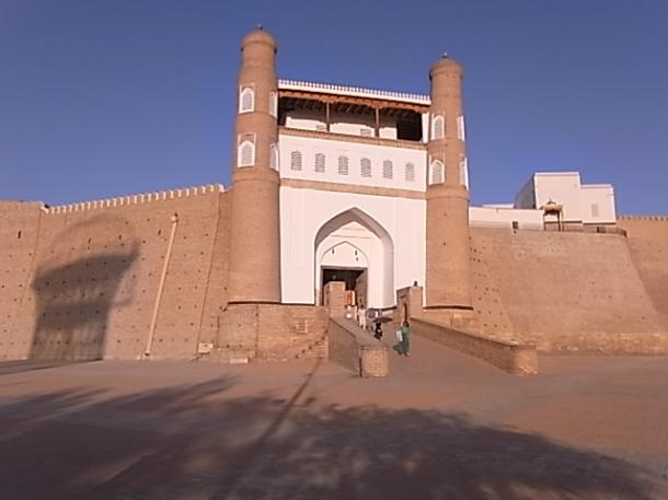 写真・図版 : 何度も破壊されては再建されたブハラのアルク城＝撮影・筆者