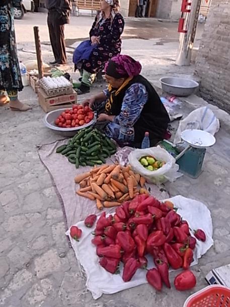 写真・図版 : 街角で野菜を売る女性たち＝撮影・筆者