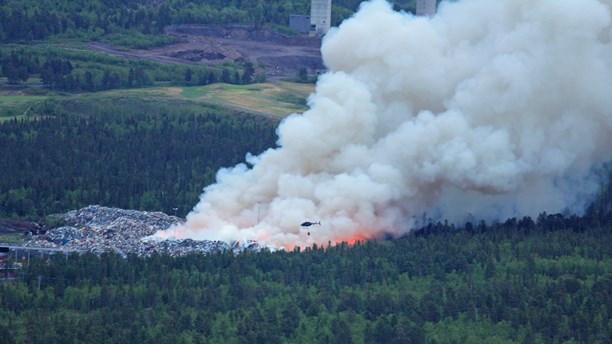 写真・図版 : キルナ市の最終処理場での火事＝６月20日、スウェーデン国営ラジオのサイトから