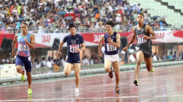 写真・図版 : 日本選手権男子100メートル決勝で優勝したサニブラウン（右端）。左から3位のケンブリッジ、4位の桐生、2位の多田＝2017年6月24日、大阪市の長居陸上競技場
