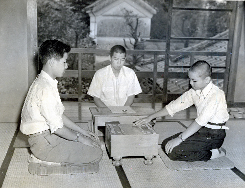 史上初の「中学生棋士」としてデビューした頃の加藤一二三九段（右）。当時の「週刊朝日」では「関西の天才少年」と紹介されていた＝１９５４年