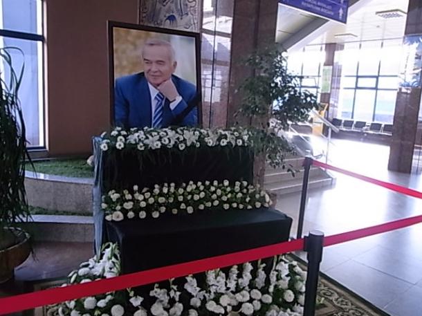 写真・図版 : 首都タシケントの鉄道駅ホールに設けられたイスラム・カリモフ大統領の祭壇=撮影・筆者