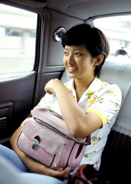 写真・図版 : 1974年夏、仕事場から仕事場へ、移動の車中で。当時15歳＝撮影/朝日新聞出版写真部