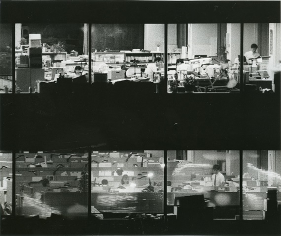 夜9時を過ぎてもオフィスビルの各階で残業の社員が動き回る＝1990年、東京・銀座