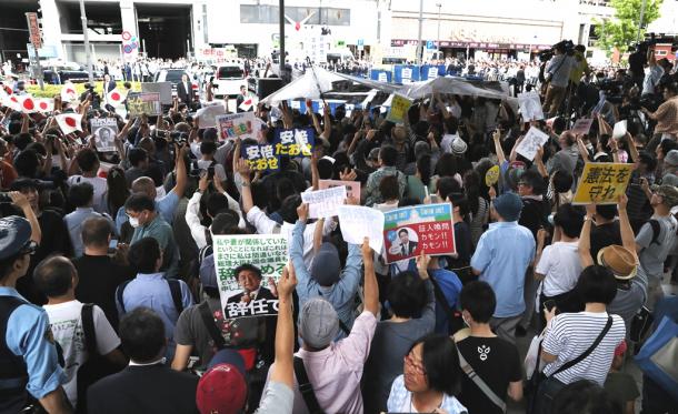 安倍晋三首相が街頭演説をする会場にはプラカードを掲げて抗議する人たちも見られた＝１日20170701T