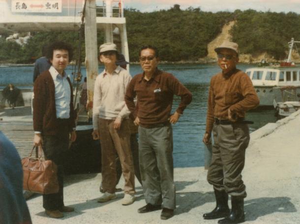 写真・図版 : 長島愛生園の桟橋で。左端著者、その隣りが島田等、1980年