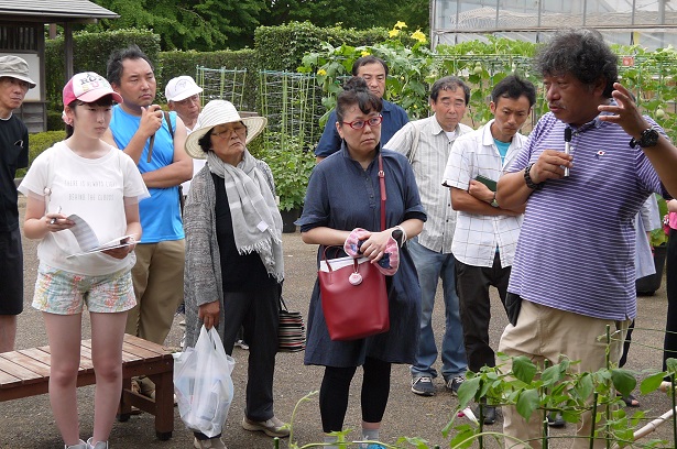写真・図版 : 仁田坂さんの解説を熱心に聞く観察会の参加者たち