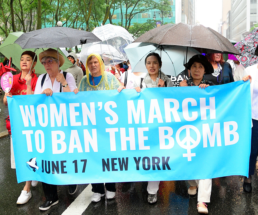 写真・図版 : 核兵器禁止条約の制定を求めてデモ行進する被爆者ら＝６月17日、米ニューヨーク