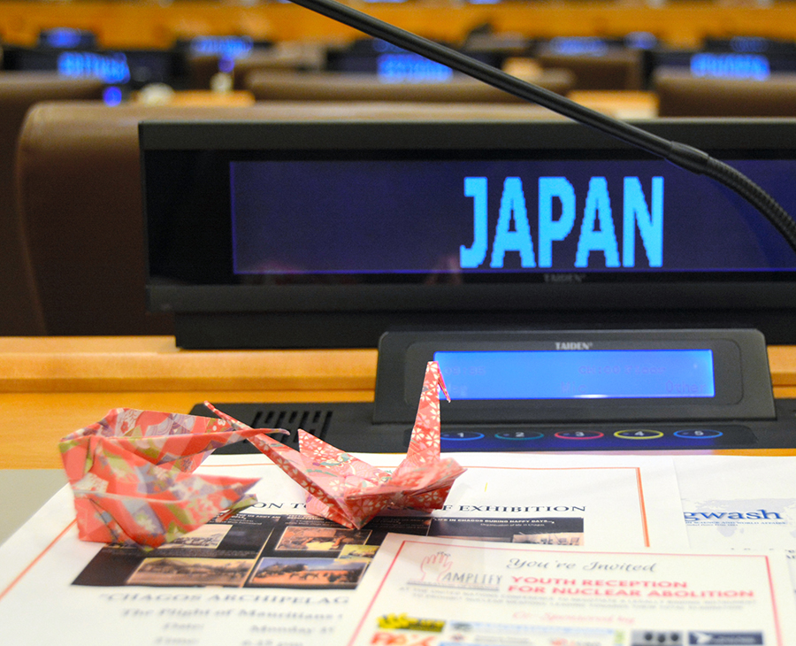 写真・図版 : 条約交渉に参加しなかった日本の席に、被爆者が置いた折り鶴＝6月16日、米ニューヨークの国連本部