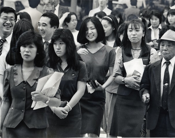 写真・図版 : 1985年の東京都千代田区一ツ橋のオフィス街。大卒でも女性に与えられる仕事は補助職が多かった