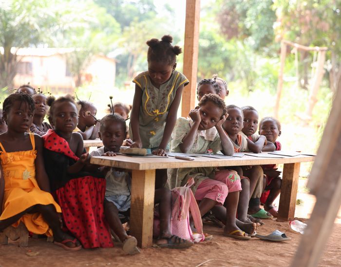 写真・図版 : 中央アフリカの首都バンギ近郊の簡易テントで、授業を受ける子どもたち