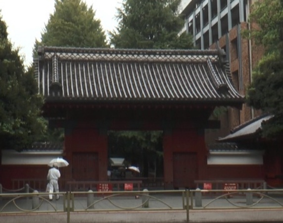 東大本郷キャンパスの赤門＝2014年、東京都文京区