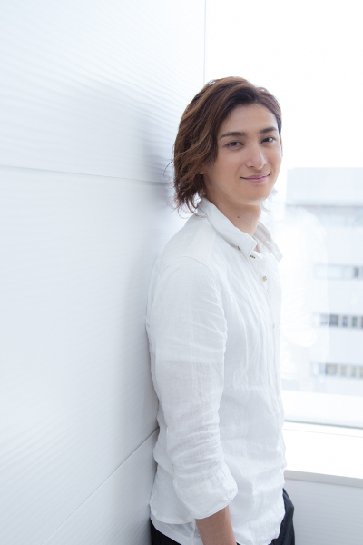 写真・図版 : 古川雄大＝冨田実布撮影、ヘアメイク：AOKI／HIKOHO