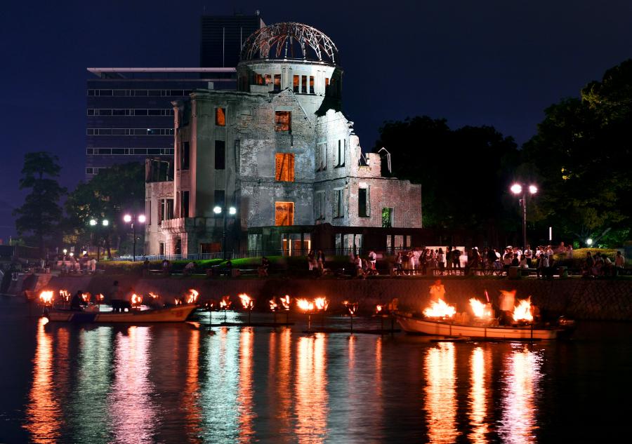 写真・図版 : 広島市の原爆ドームの前を流れる元安川にたかれたかがり灯＝2017年８月５日夜、井手さゆり撮影