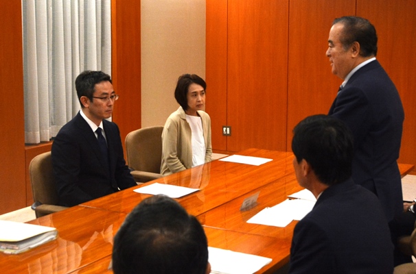 橋本昌・茨城県知事（右）のもとで、2年前に取手市の中学3年生の中島菜保子さんが自殺した問題の調査委員会が設けられることになり、「いじめ被害があった」と訴えている両親が面会した＝2017年8月4日、水戸市の茨城県庁