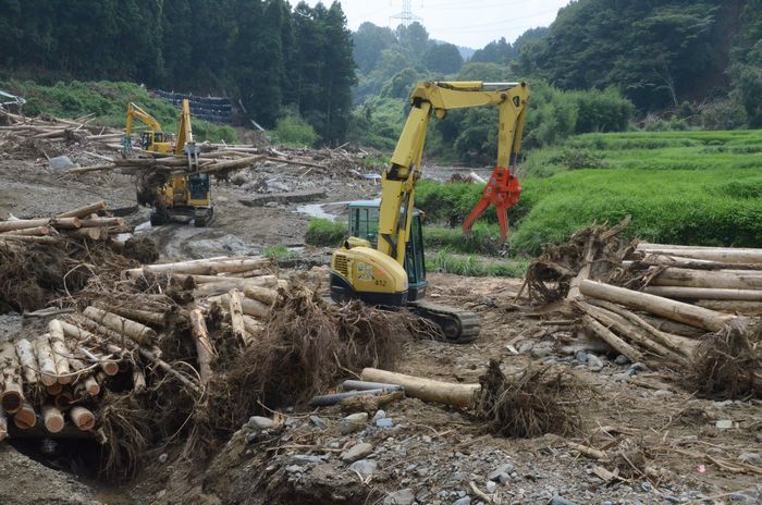 写真・図版 : 福岡県朝倉市の高木地区では流木の撤去作業が続いていた＝8月11日