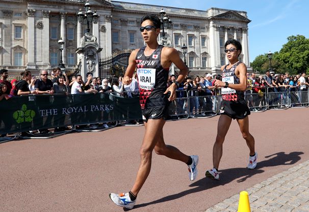 世界陸上の50キロ競歩で銀メダルを獲得した荒井広宙（左）と銅メダルとなった小林快＝2017年8月13日、ロンドン・バッキンガム宮殿前