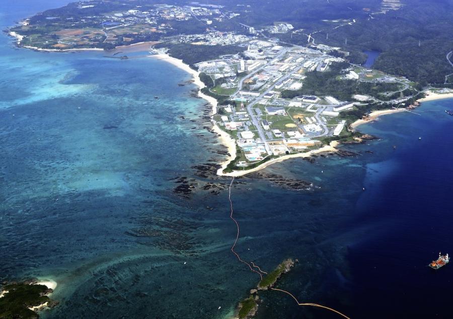写真・図版 : 米軍普天間飛行場の移設が計画されている沖縄県の辺野古沖＝2017年4月、朝日新聞社ヘリから