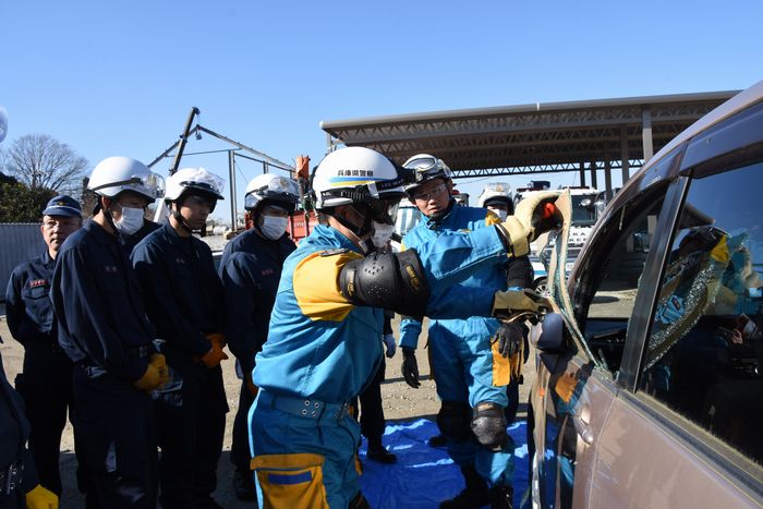 写真・図版 : 南海トラフ地震に備えて実施された救助訓練＝2017年1月、神戸市