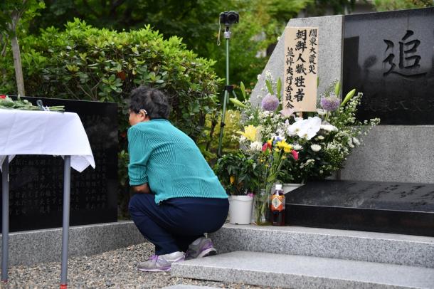 関東大震災での朝鮮人犠牲者を悼み、慰霊碑の前にしゃがみこむ女性＝１日午前１０時１７分、東京都墨田区の都立横網町公園20170901