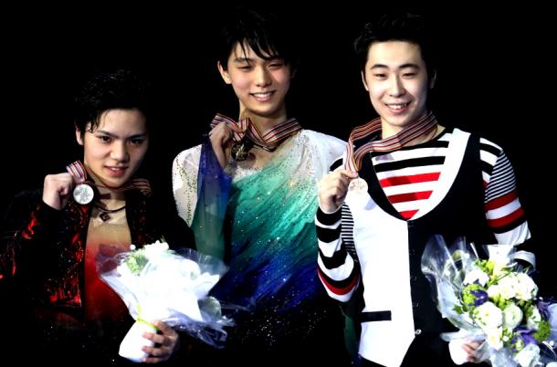 表彰台で笑顔を見せる（左から）２位の宇野昌磨、優勝の羽生結弦、３位の金博洋2017