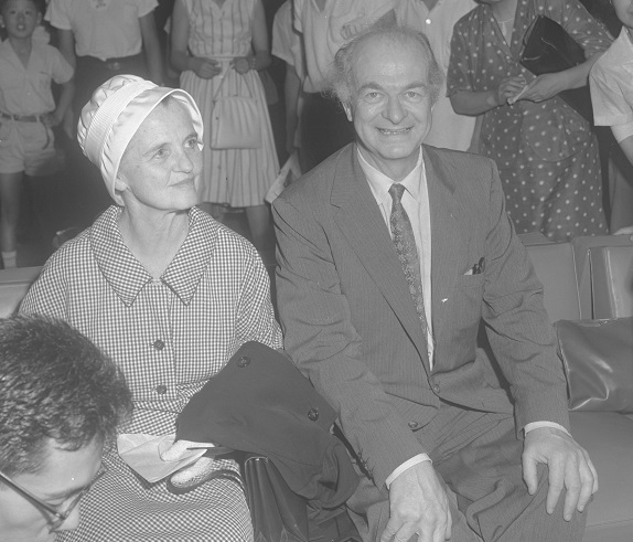 写真・図版 : １９５９年、第５回原水爆禁止世界大会に出席するため来日したポーリング博士夫妻