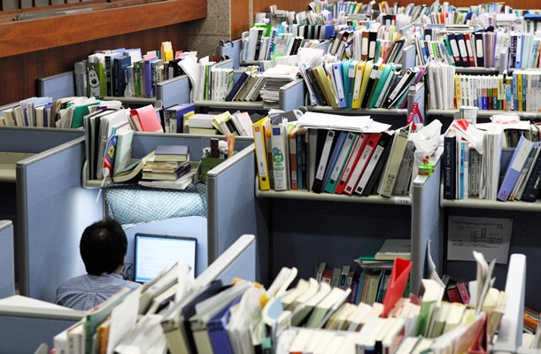 法科大学院の自習室。学生1人に幅90センチの机が割り当てられる＝2006年、東京都内