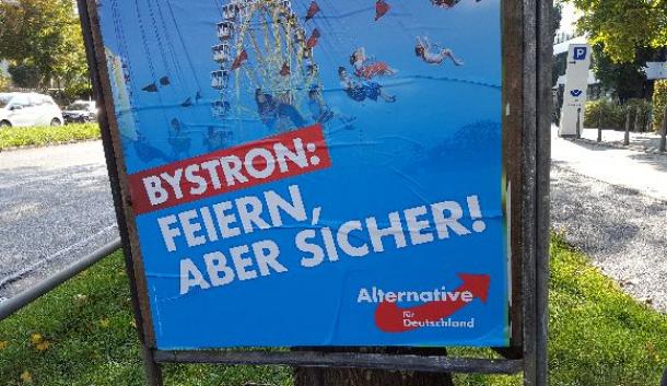 写真・図版 : ミュンヘン市内に貼られたAfDの選挙ポスター。バイエルン州でAfDは約12％の得票率を記録した（筆者撮影）
