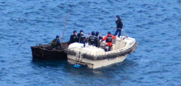 不審船とみられる船と海上保安部のボート＝６日午後４時２６分、隠岐の島町那久 201201