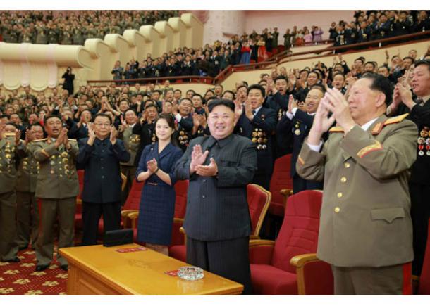 平壌の人民劇場で開かれた水爆実験の成功を祝賀する講演で拍手する金正恩朝鮮労働党委員長（前列中央）と李雪主夫人（前列右から３人目）。日時は不明＝労働新聞ホームページから 