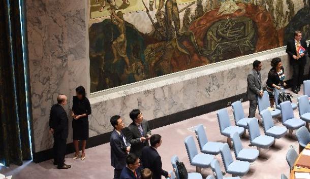 写真・図版 : 緊急会合が始まる前に議場の隅で話し込む米国のヘイリー国連大使と中国の劉結一・国連大使（左）。ヘイリー氏の方から声を掛けていた＝9月4日、米ニューヨークの国連本部
