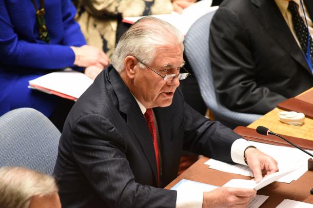 写真・図版 : 国連安保理の会合で発言するティラーソン米国務長官＝4月28日、ニューヨーク