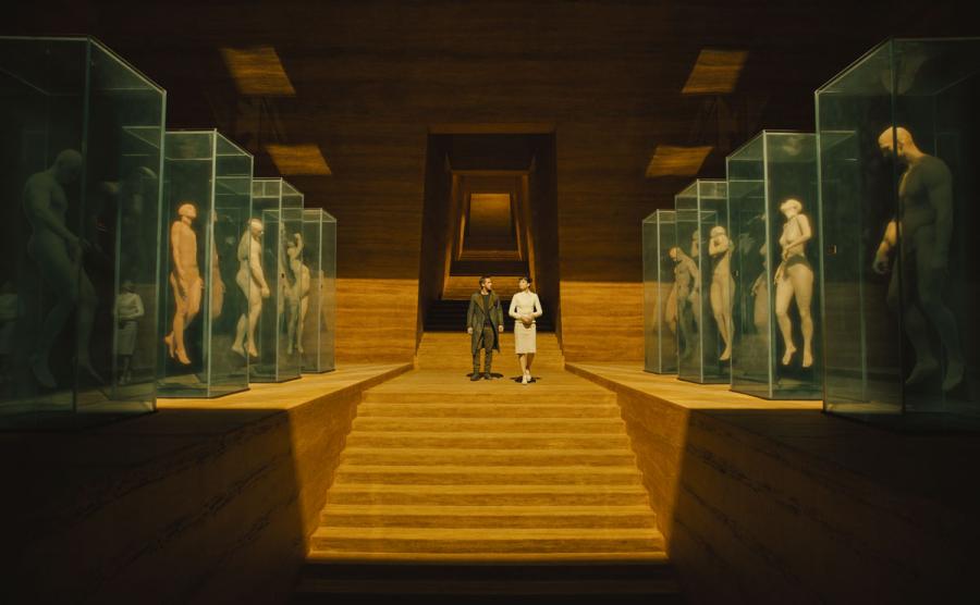 写真・図版 : 『ブレードランナー2049』の一場面。ウォレス社に飾られる試作品レプリカントは、『エイリアン』シリーズの「エンジニア」にも似ている